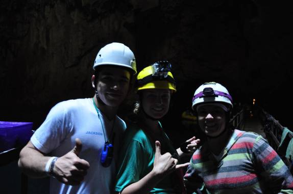 Fazendo festa com a equipe de apoio no fundo do Abismo de Anhumas, em Bonito, no Mato Grosso do Sul